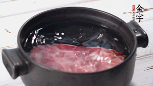 金字火肉溫水浸泡2小時(shí)。（火肉發(fā)酵時(shí)間比火腿短，肉質(zhì)比火腿略軟，鹽分更低）